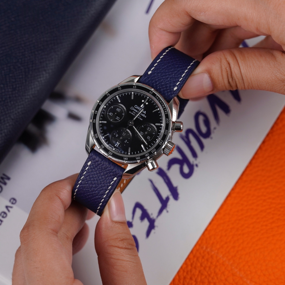 Navy-blue-epsom-leather-watch-strap-for-Omega-speedmaster-on-watch.png