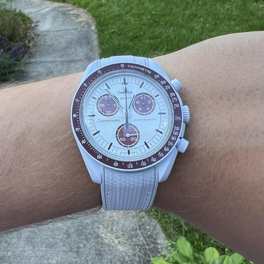 grey-rubber-strap-for-omega-x-swatch-moonswatch-mission-to-Pluto-on-hand.png