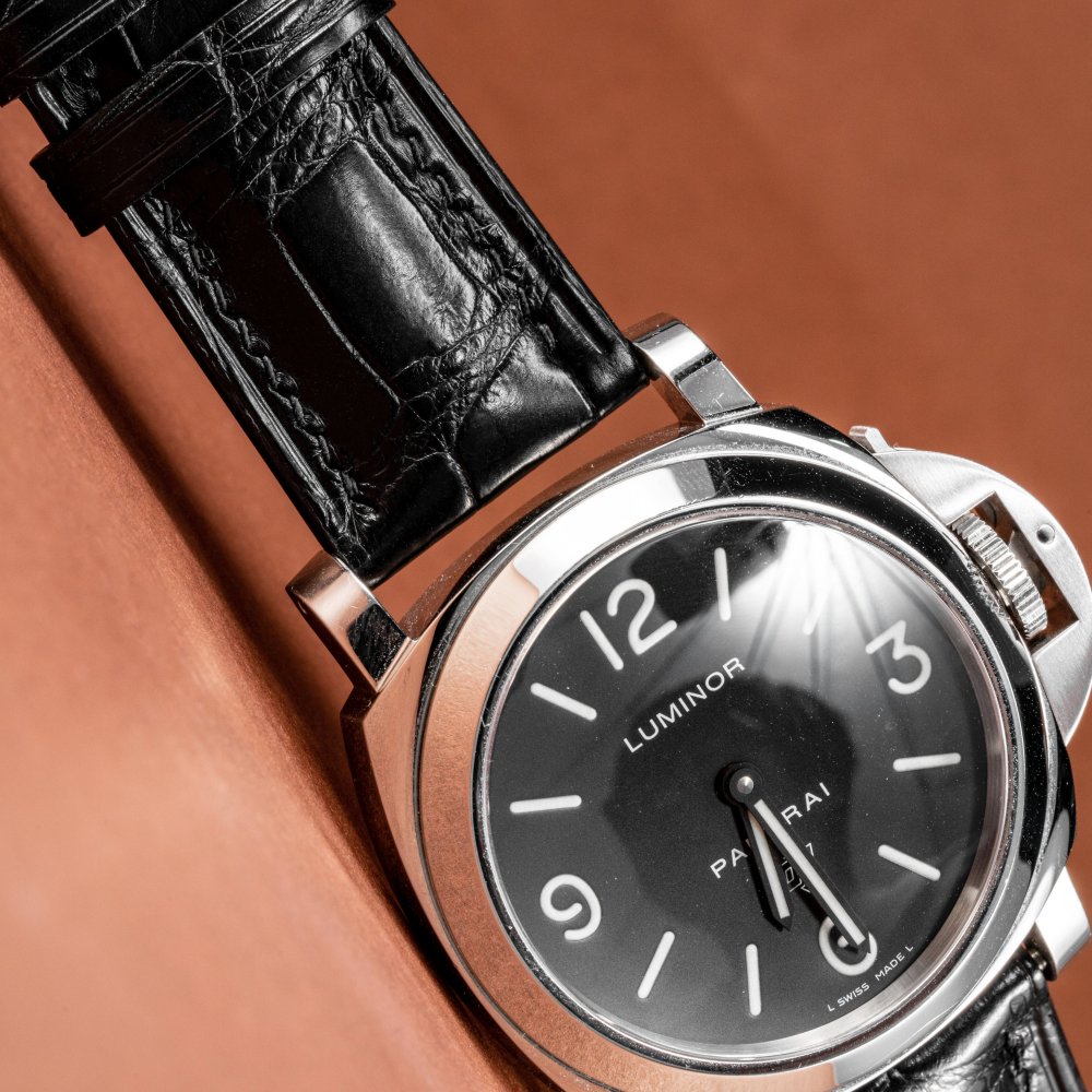 Black-alligator-leather-watch-strap-for-Panerai-Luminor-Detail.png