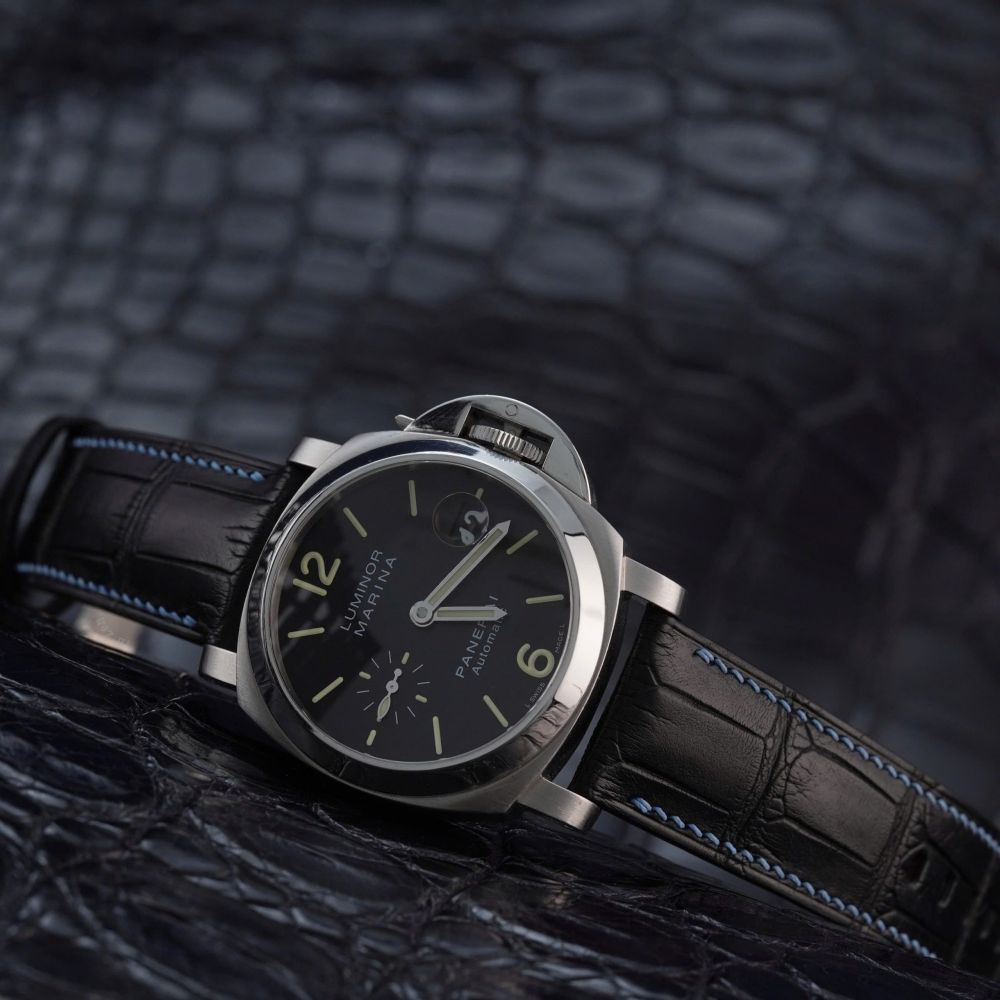 Black-alligator-leather-watch-strap-for-Panerai-Luminor-Due-Detail.png