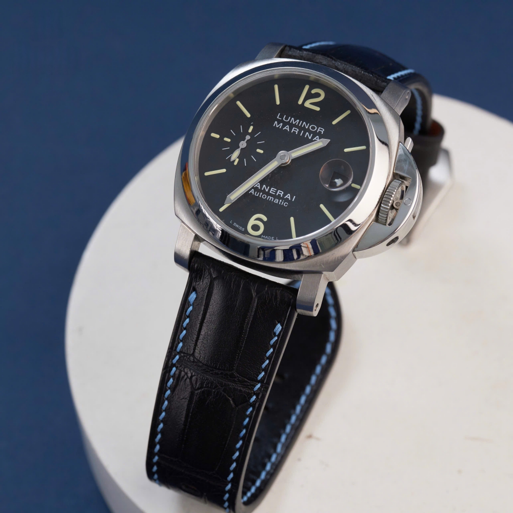 Black-alligator-leather-watch-strap-for-Panerai-Luminor-Due-on-Watch.png