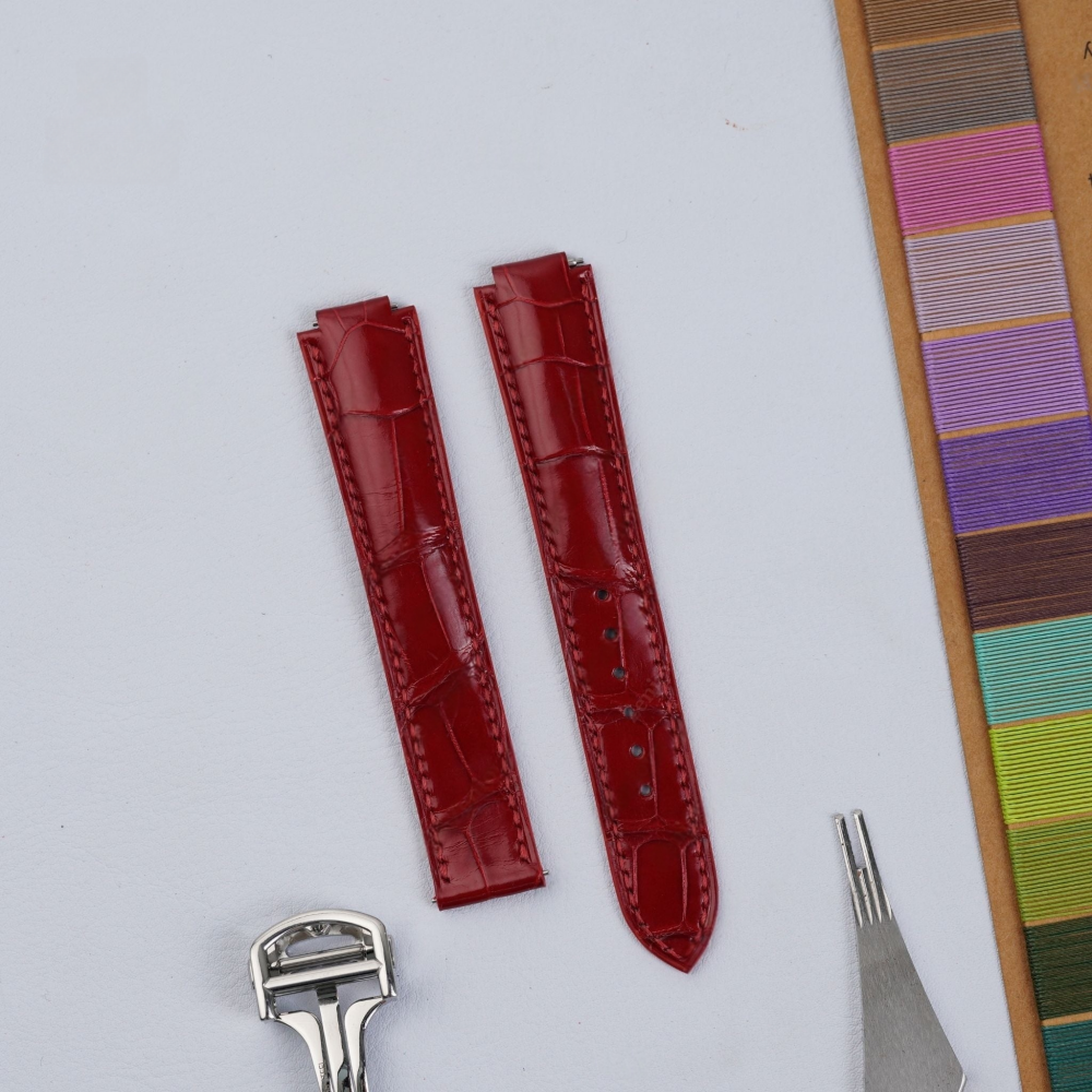 Glossy-cherry-alligator-leather-watch-strap-for-cartier-ballon-bleu-push-button-detail.png