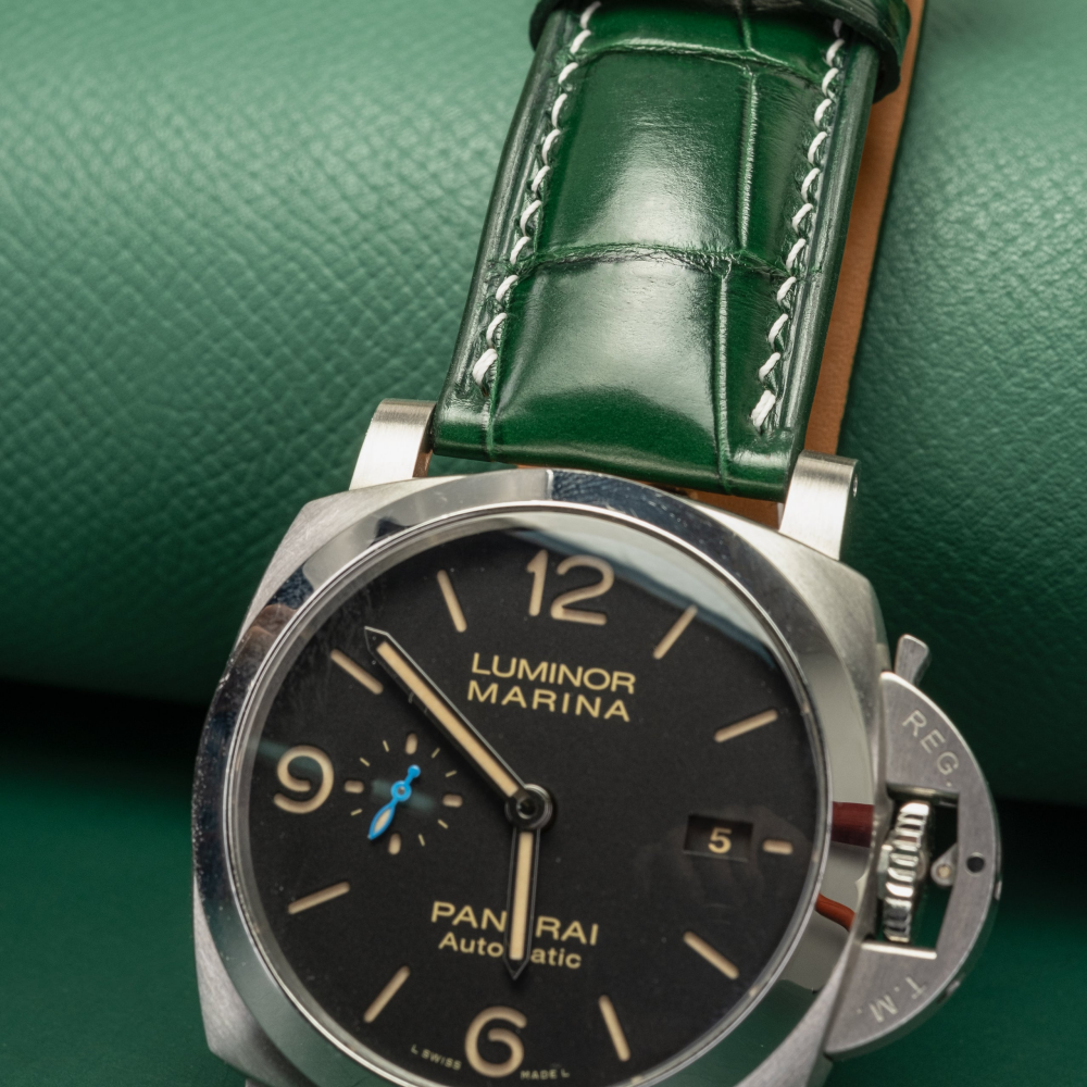 Green-alligator-leather-watch-strap-for-Panerai-Luminor-Detail.png