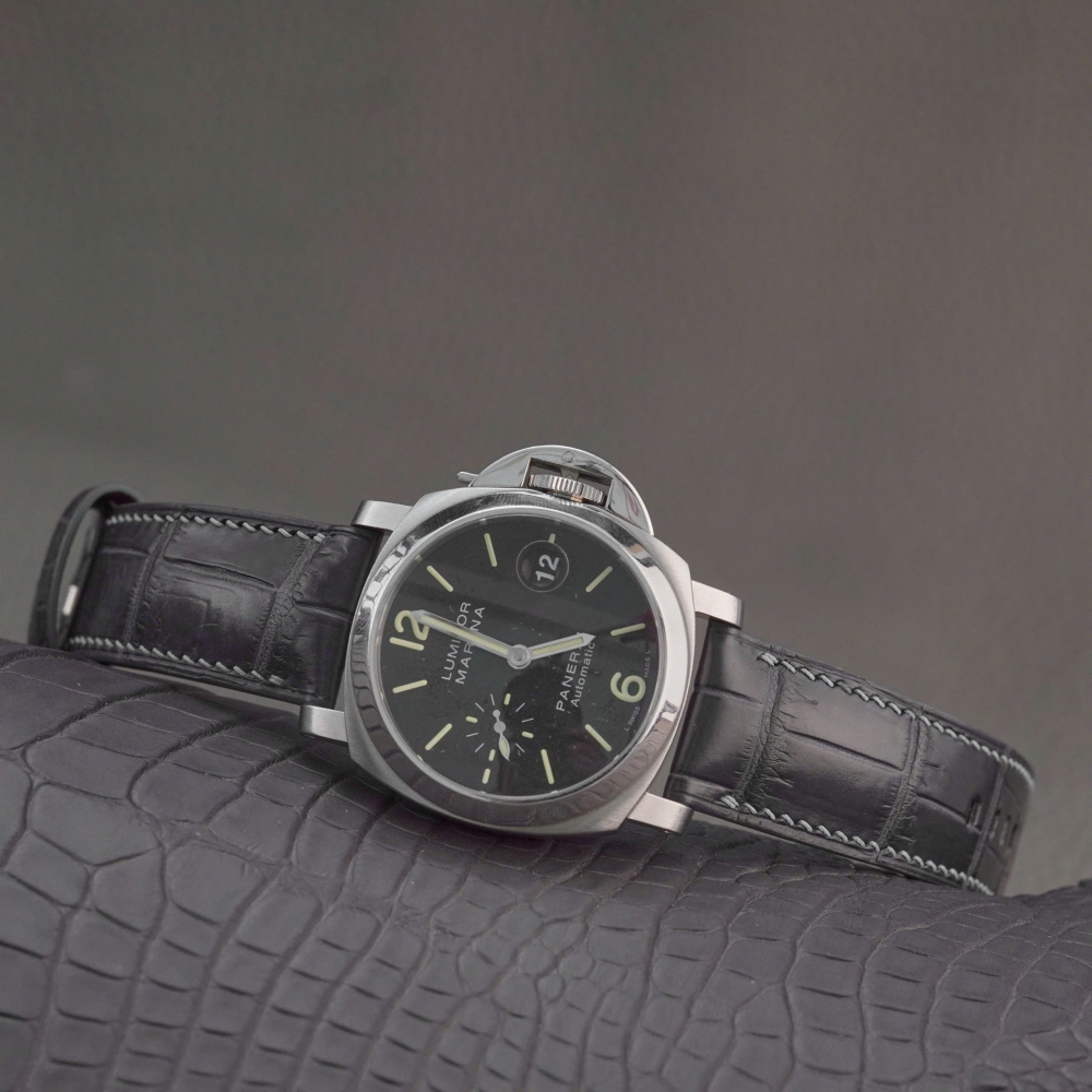 Grey-alligator-leather-watch-strap-for-Panerai-Luminor-Due-on-Watch.png