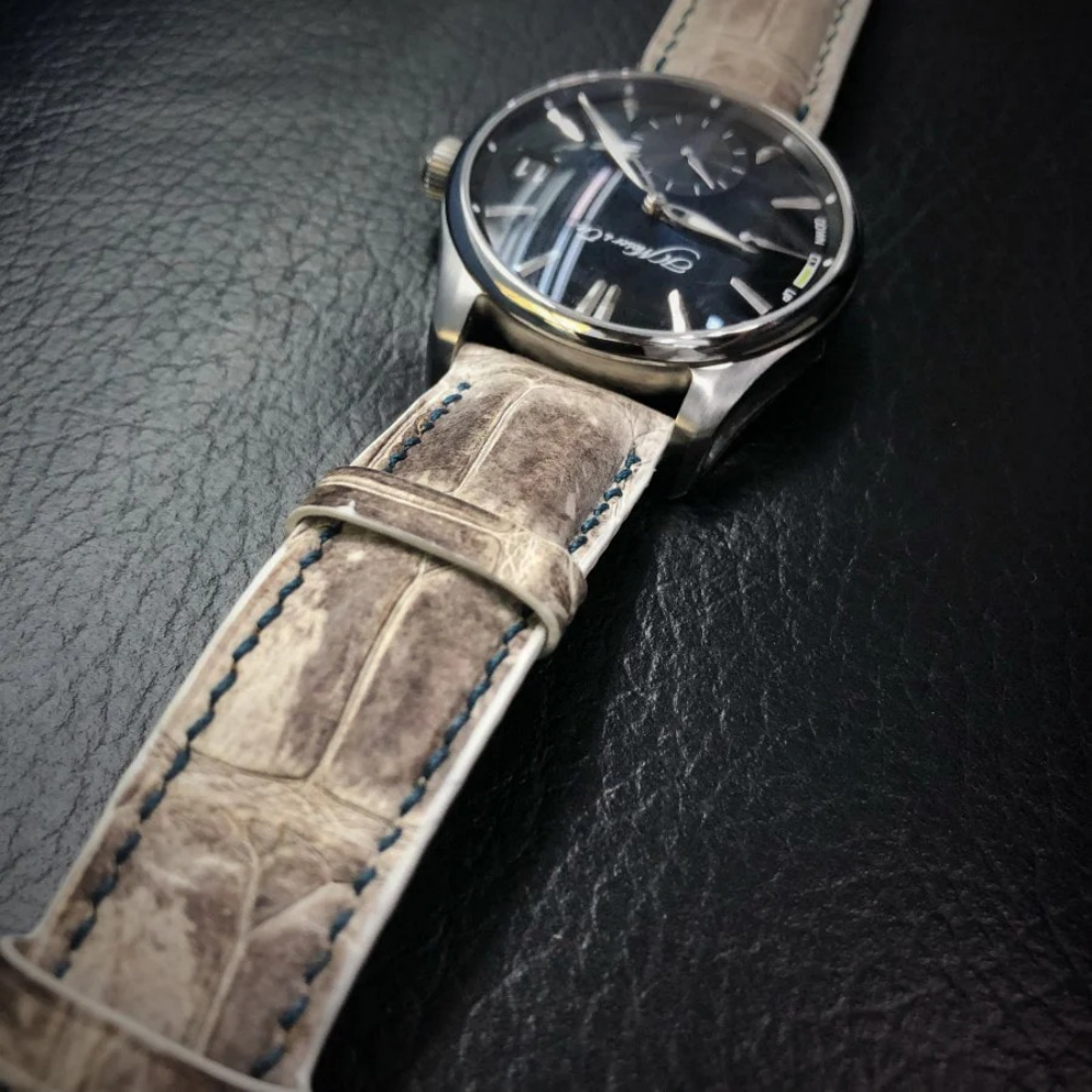 Himalayan-alligator-leather-strap-for-h-moser-cie-pioneer-perpetual-detail.png