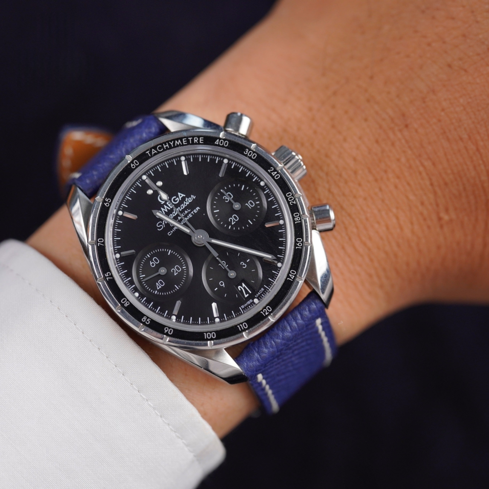 Navy-blue-epsom-leather-watch-strap-for-Omega-speedmaster-on-hand.png