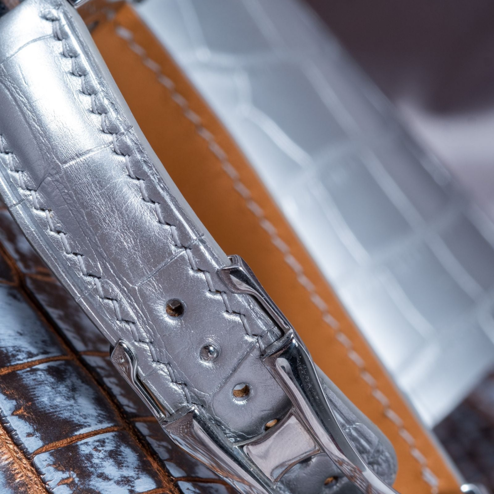Silver-alligator-leather-watch-strap-for-Omega-Speedmaster-Detail.png