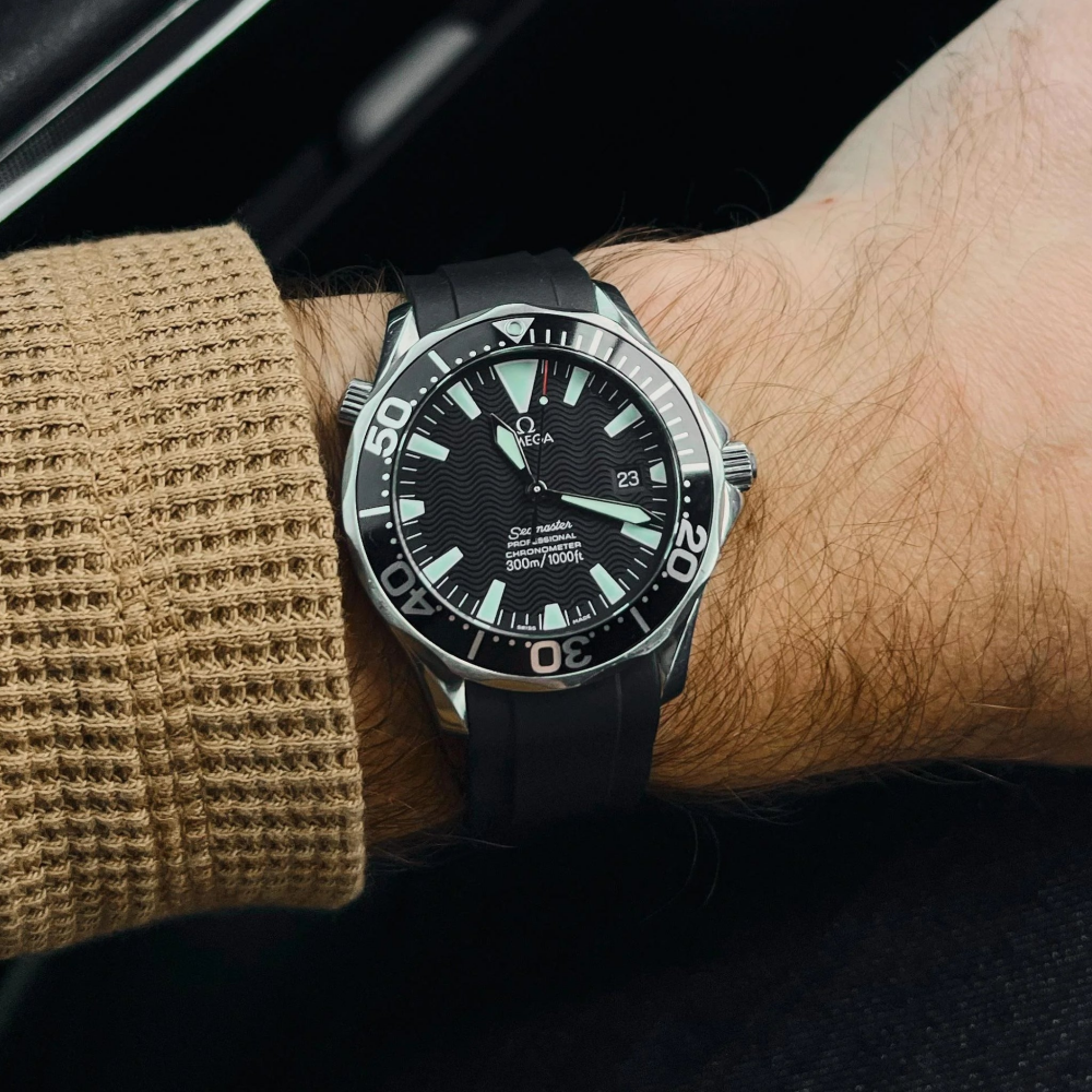 black-FKM-rubber-strap-for-omega-seamaster-300-on-hand.png