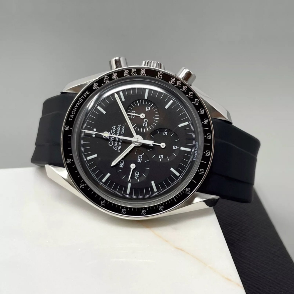 black-FKM-rubber-strap-for-omega-speedmaster-on-watch.png