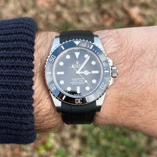 black-FKM-rubber-strap-for-rolex-submariner-onhand.png
