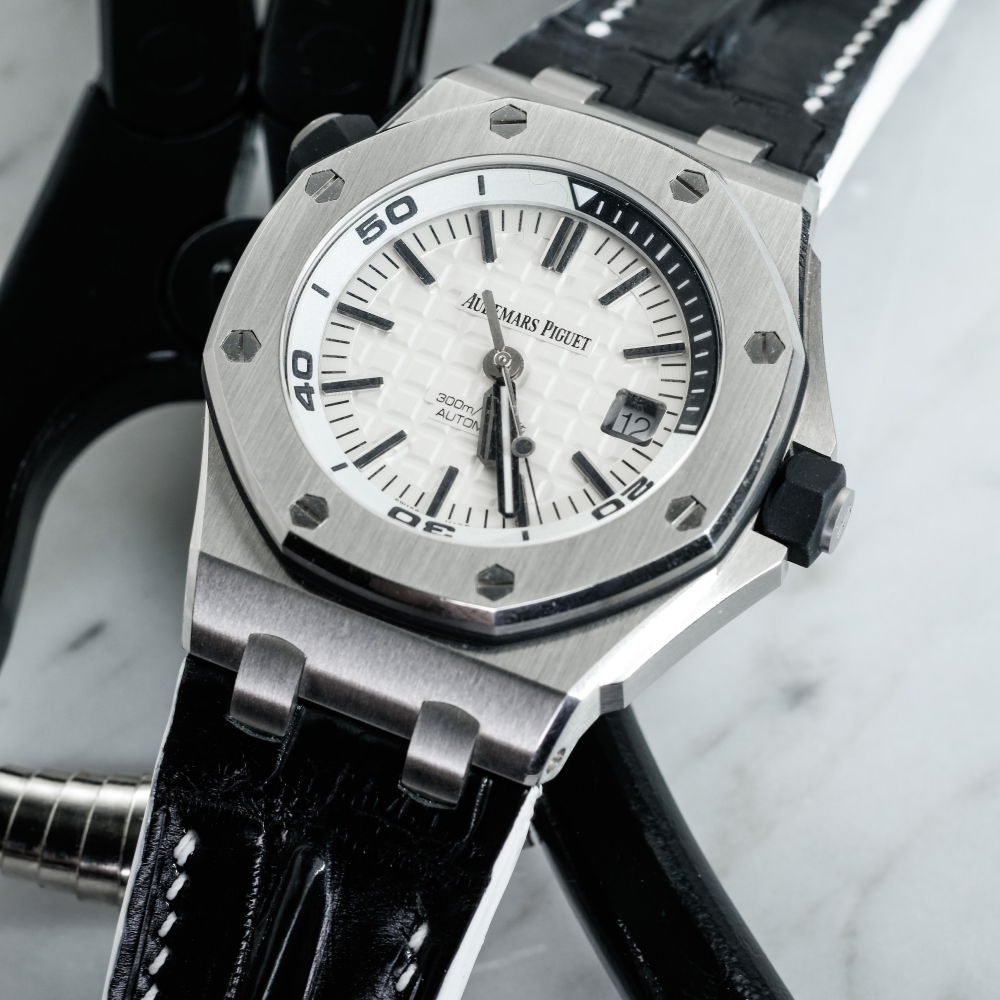 black-alligator-leather-strap-for-ap-royal-oak-shore-42mm-with-white-stitching.png