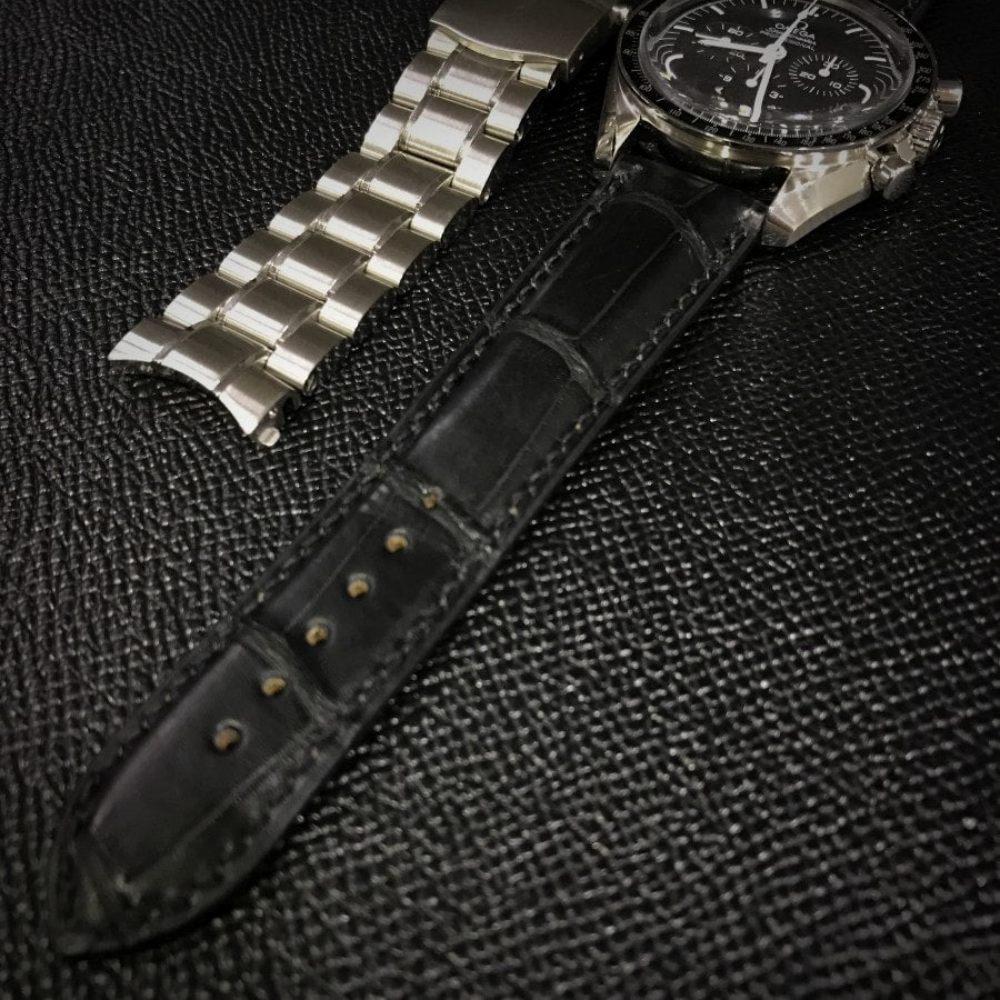 black-alligator-leather-watch-strap-for-Omega-Speedmaster-Detail.png