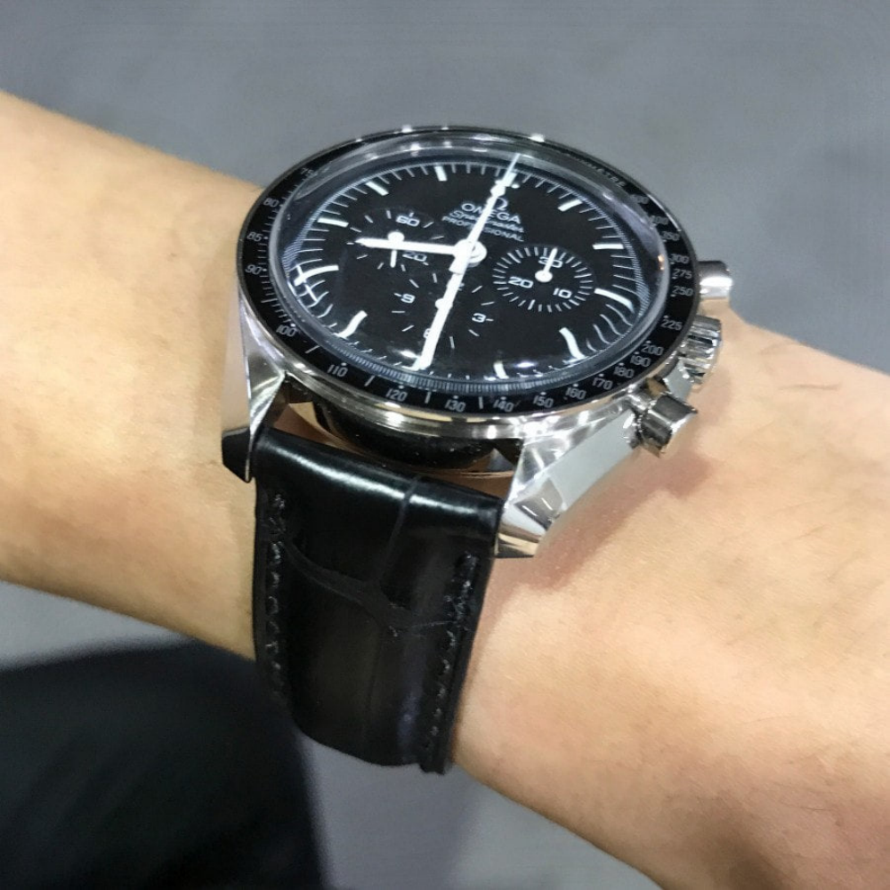 black-alligator-leather-watch-strap-for-Omega-Speedmaster-on-hand.png