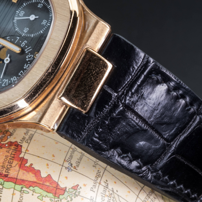 black-alligator-leather-watch-strap-for-Patek-Philippe-Nautilus-5712r-lug.png