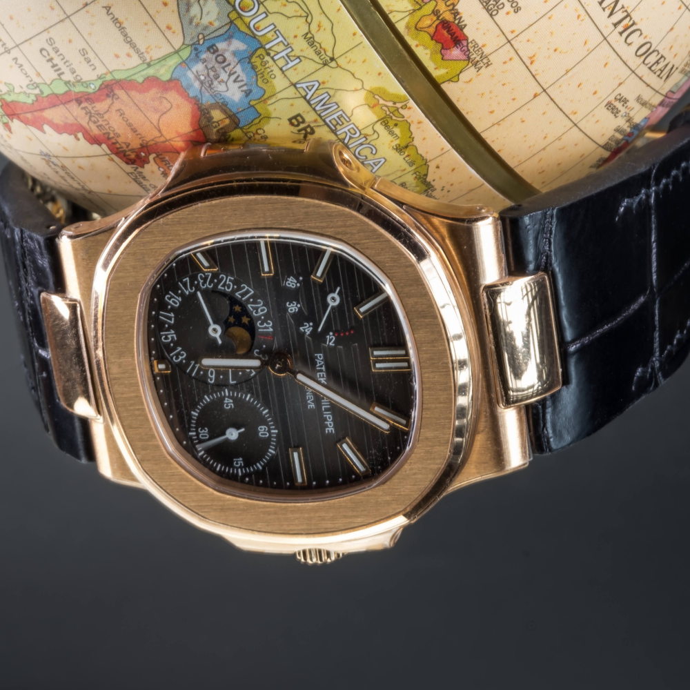 black-alligator-leather-watch-strap-for-Patek-Philippe-Nautilus-5712r-watch.png