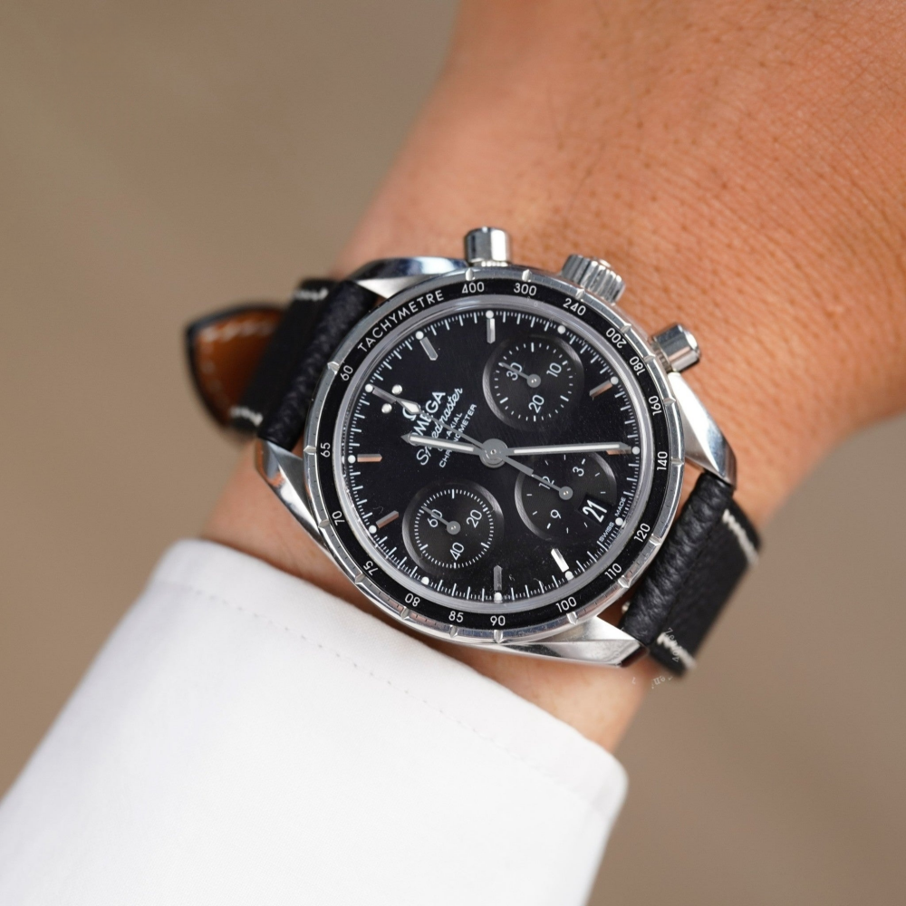 black-epsom-leather-watch-strap-for-Omega-speedmaster-on-hand.png