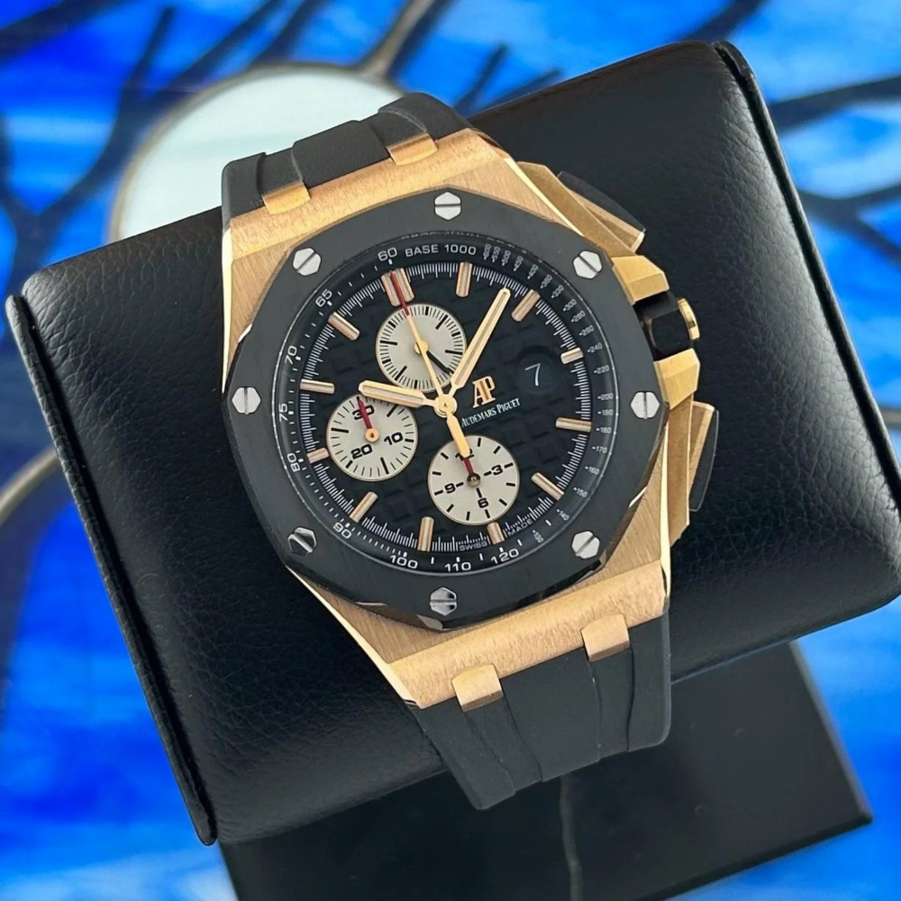 black-rubber-strap-for-all-ap-offshore-44mm-on-watch.png