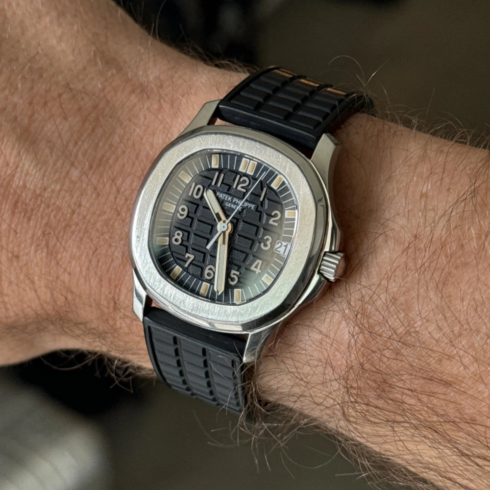 black-rubber-strap-for-patek-philippe-aquanaut-5067a-on-hand.png
