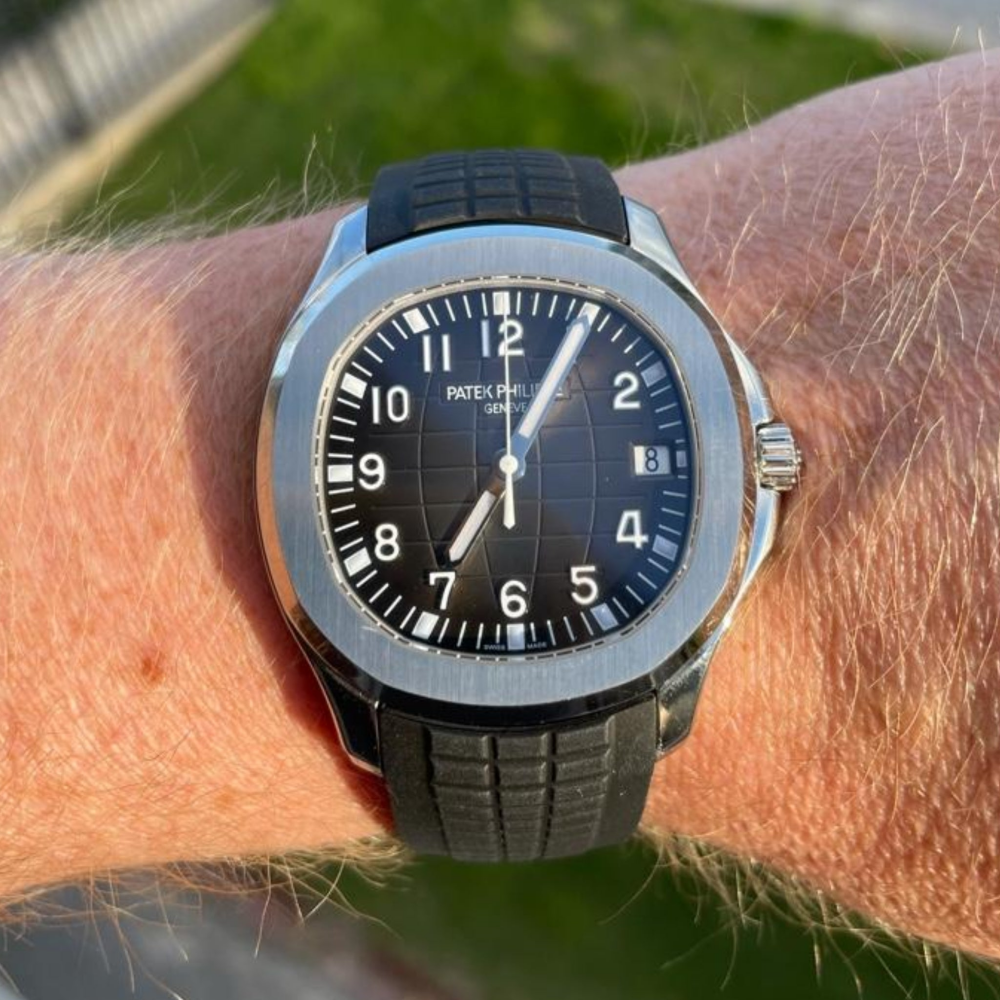 black-rubber-strap-for-patek-philippe-aquanaut-on-hand.png