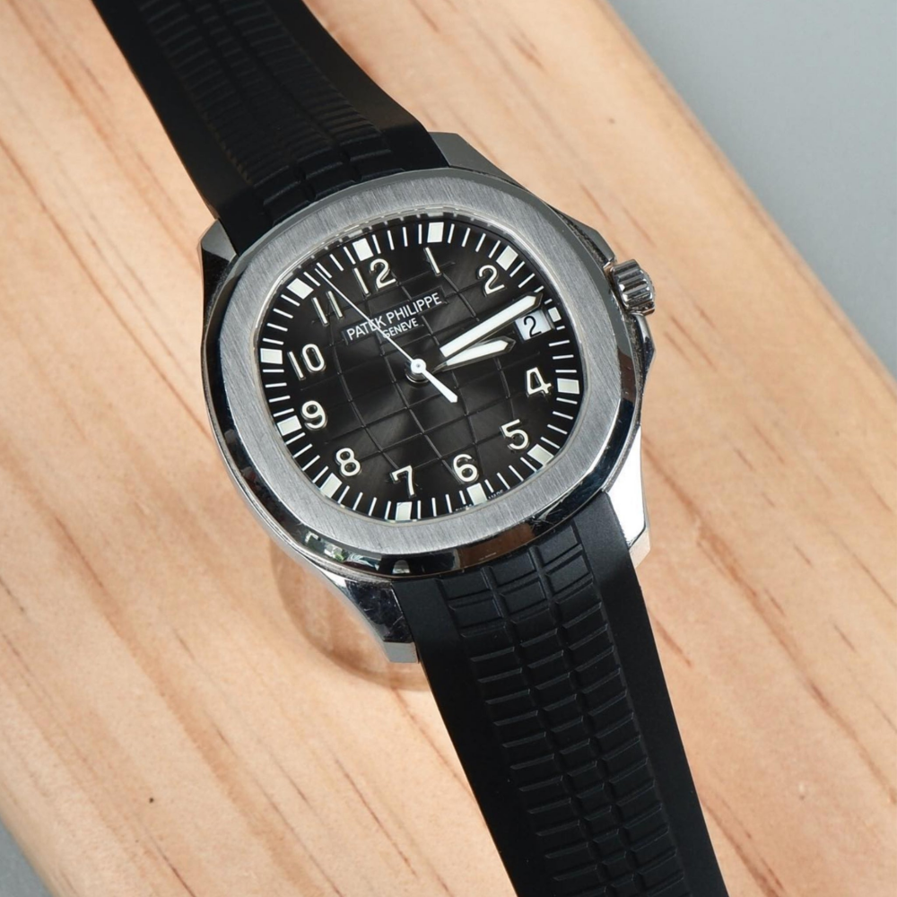 black-rubber-strap-for-patek-philippe-aquanaut-on-watch.png