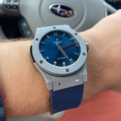 blue-rubber-strap-for-hublot-classic-fusion-on-hand.png