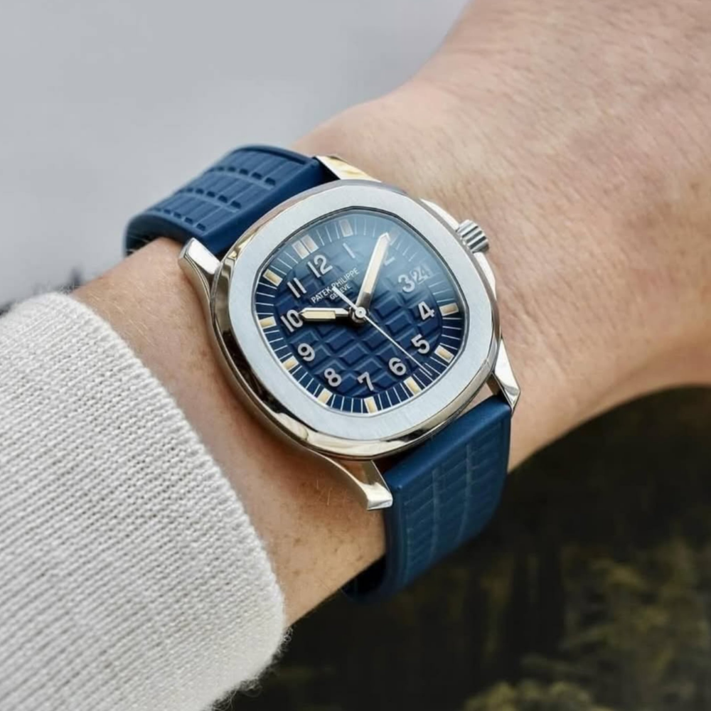 blue-rubber-strap-for-patek-philippe-aquanaut-5067a-on-hand.png