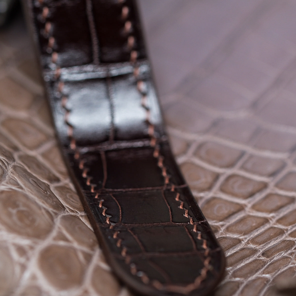 chocolate-brown-alligator-leather-srap-cartier-santos-100-detail.png