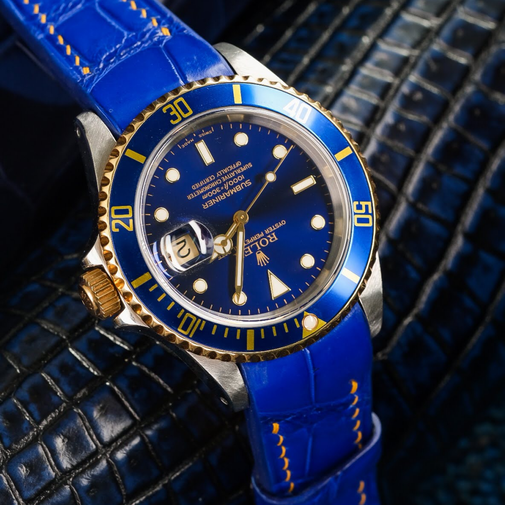 electric-blue-alligator-leather-strap-for-rolex-submariner-40mm-yellow-gold-stitching-on-watch.png