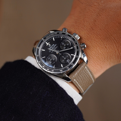 eutope-epsom-leather-watch-strap-for-Omega-speedmaster-on-hand.png