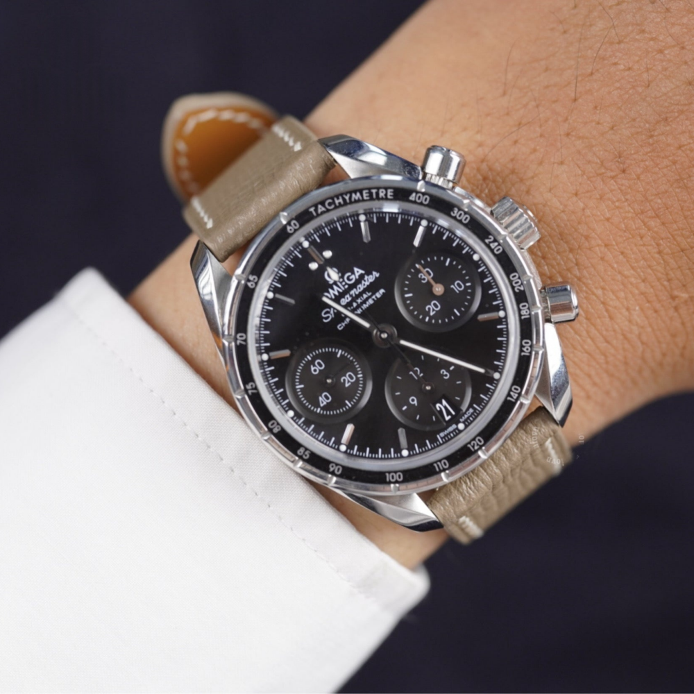 eutope-epsom-leather-watch-strap-for-Omega-speedmaster-with-watch-on-hand.png