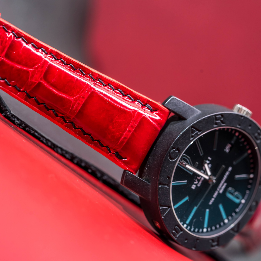 ferrari-red-alligator-leather-strap-bvlgari-carbon-gold-detail.png