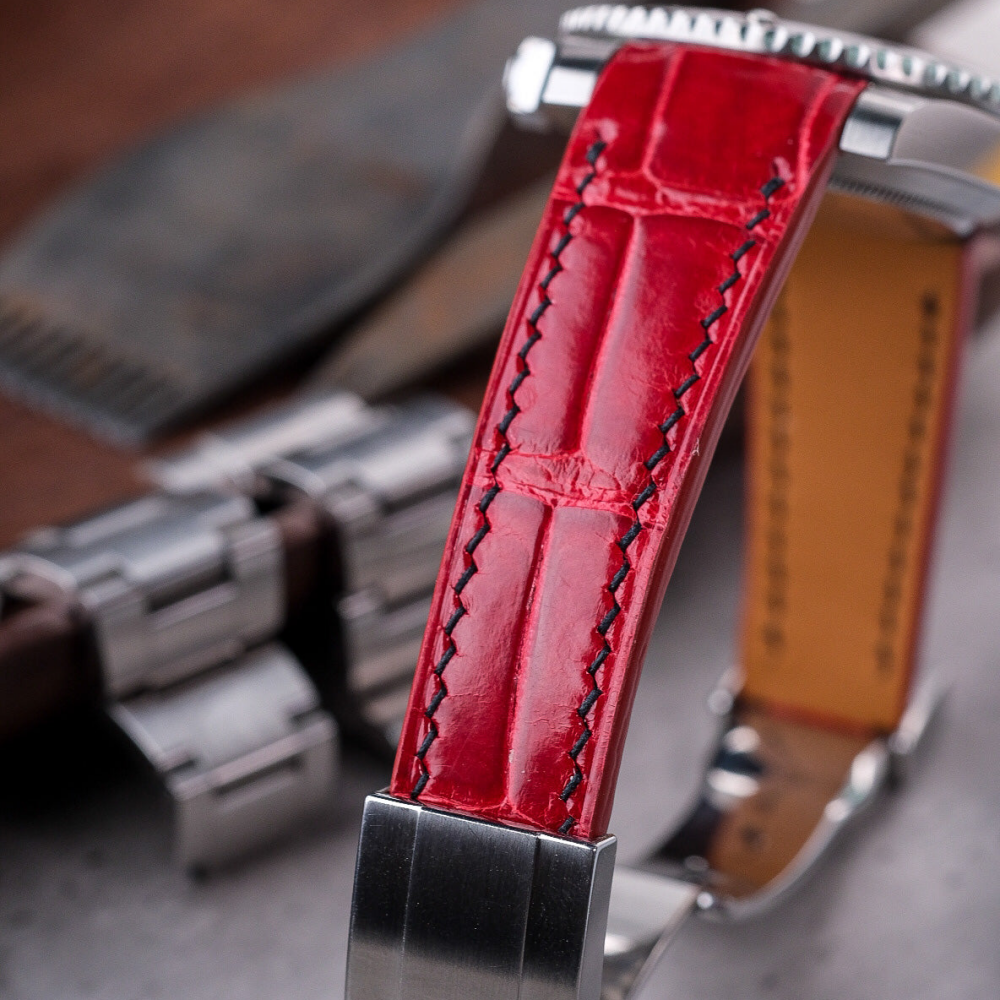 ferrari-red-alligator-leather-strap-for-rolex-submariner-40mm-detail.png