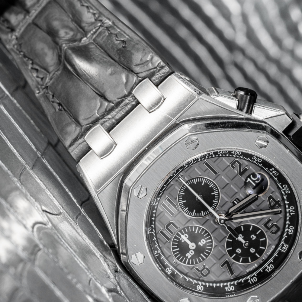 graphite-grey-alligator-leather-strap-for-ap-royal-oak-shore-42mm-on-watch.png