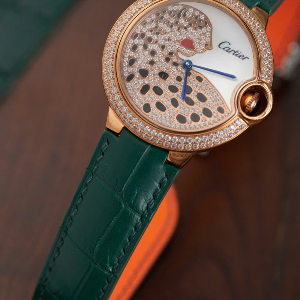 green-alligator-leather-watch-strap-for-cartier-ballon-bleu-push-button-detail.png