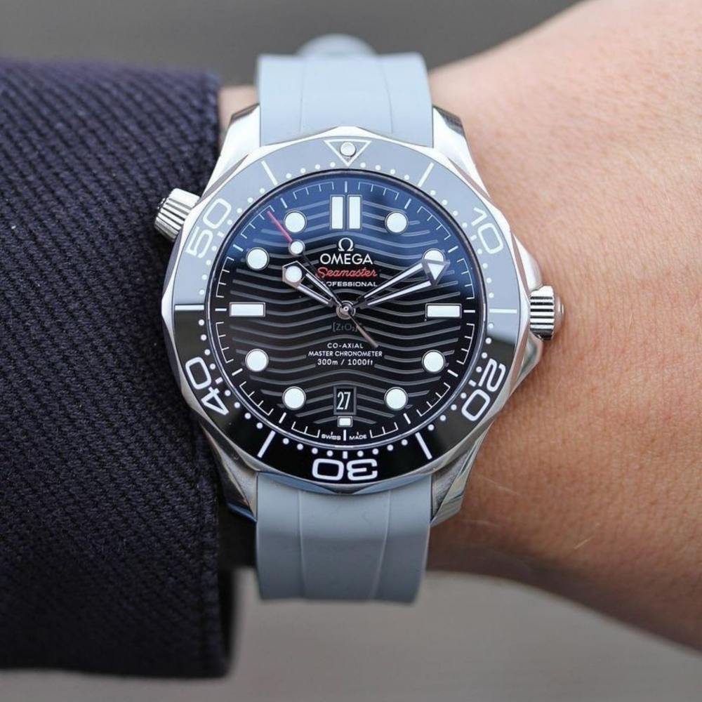 grey-FKM-rubber-strap-for-omega-seamaster-300-on-hand.png