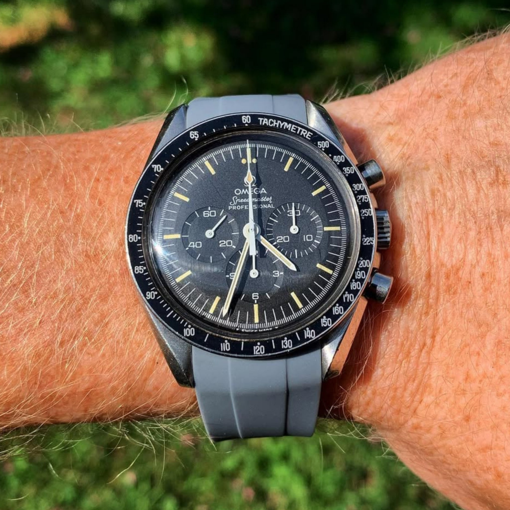 grey-FKM-rubber-strap-for-omega-speedmaster-on-hand.png