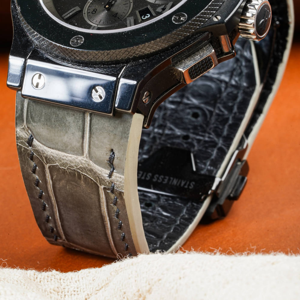 grey-alligator-leather-strap-for-Hublot-big-bang-stainless-steel-black-detail.png