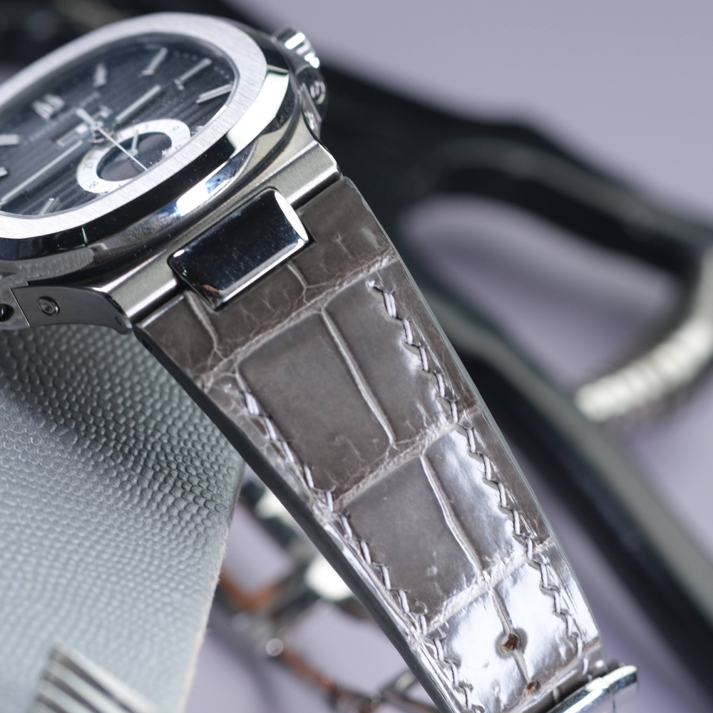 grey-alligator-leather-watch-strap-for-Patek-Philippe-Nautilus-5726A-detail.png