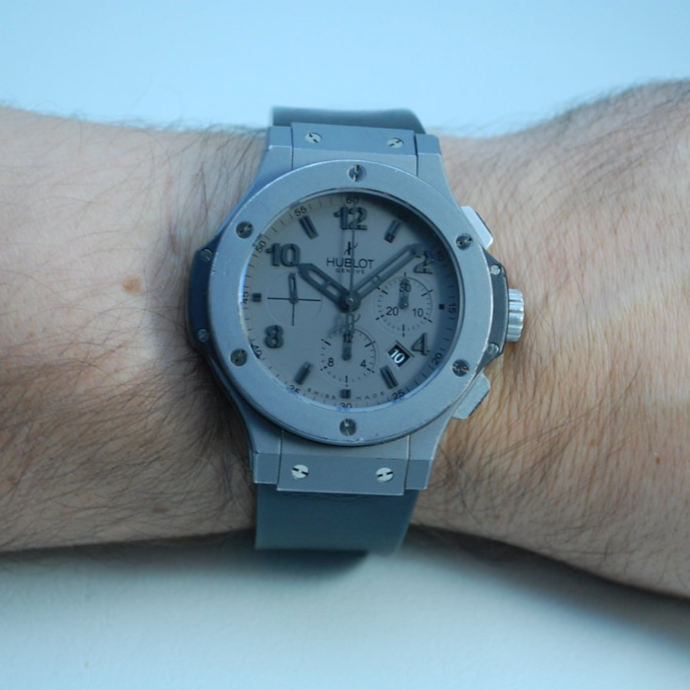 grey-rubber-strap-for-hublot-big-bang-44mm-on-hand.png