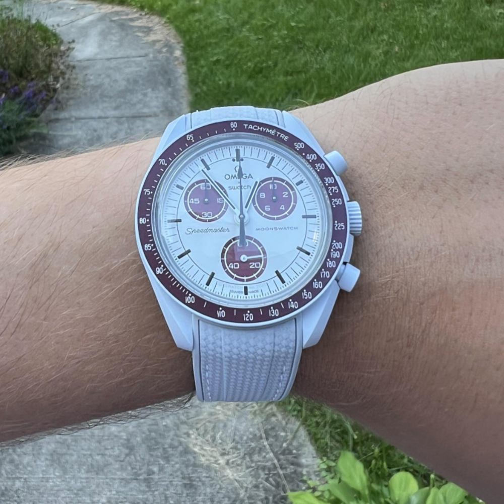 grey-rubber-strap-for-omega-x-swatch-moonswatch-mission-to-Pluto-on-hand.png