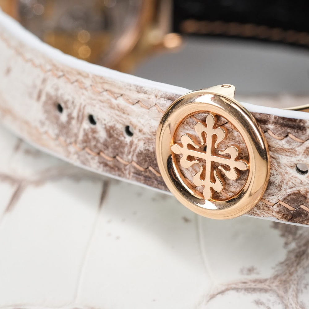 himalayan-alligator-strap-patek-philippe-complications-world-time-5230r-buckle_c61811fd-9191-4509-8296-9a4042111168.png
