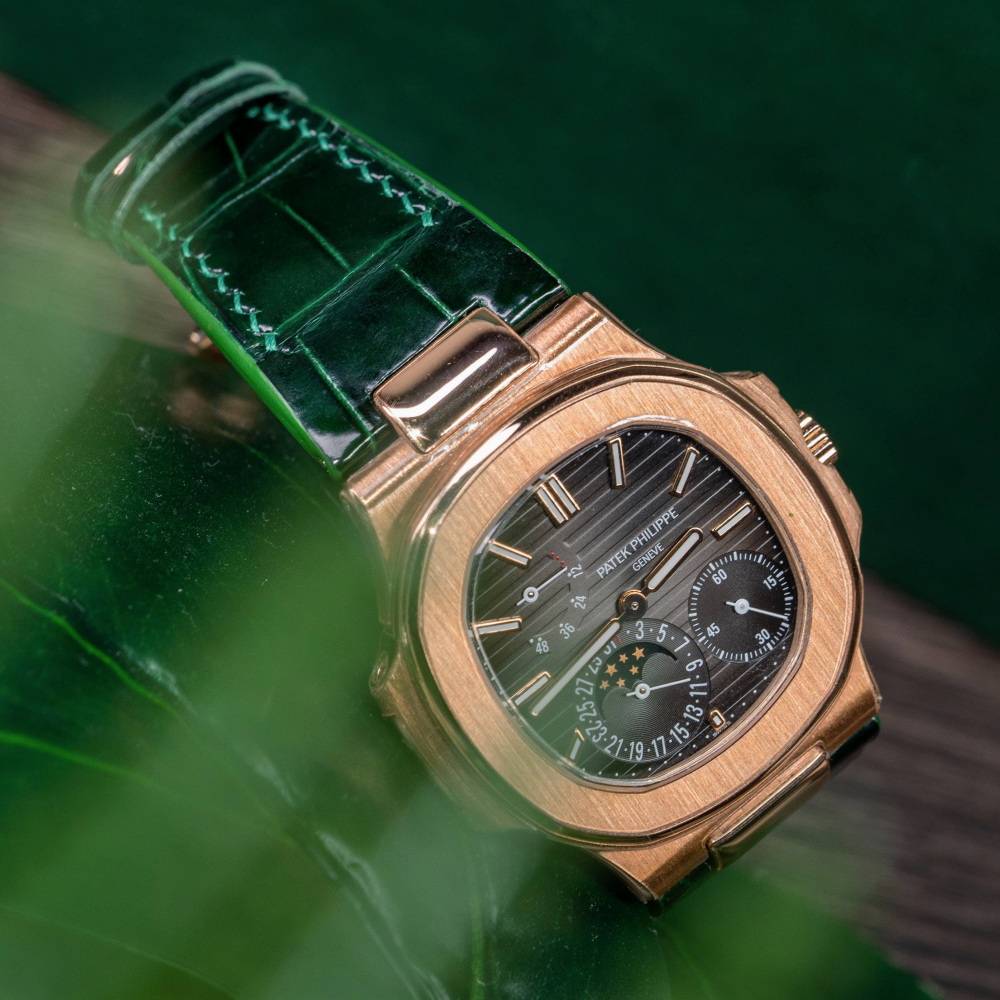 hunter-green-alligator-leather-watch-strap-for-Patek-Philippe-Nautilus-5712r-detail.png