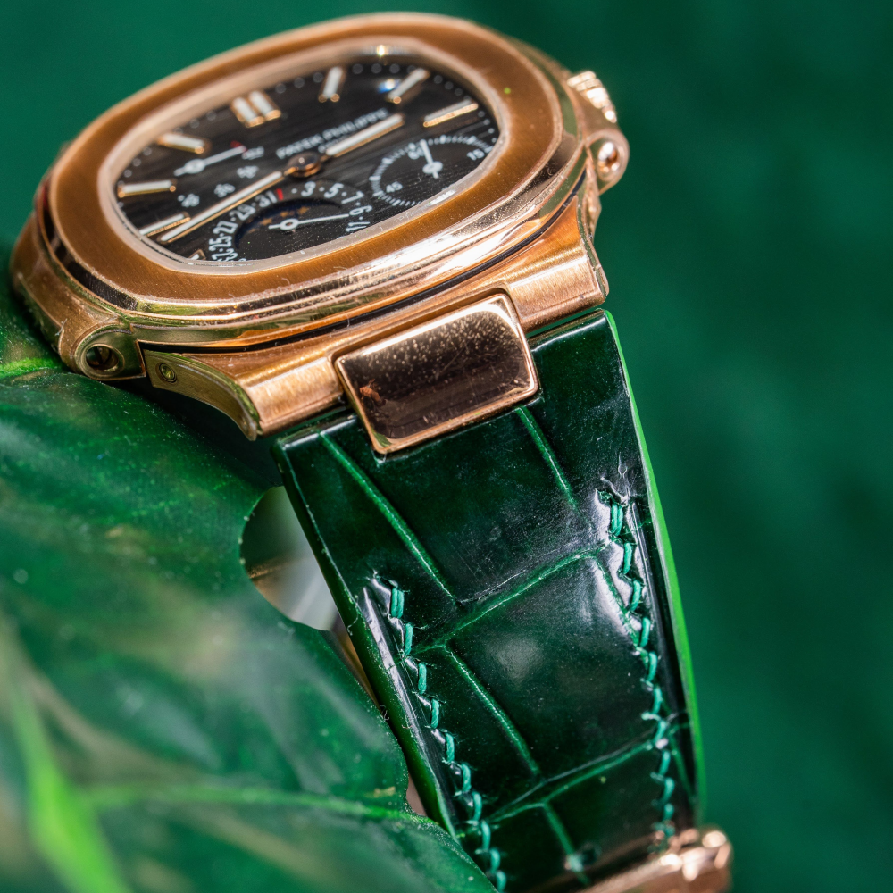 hunter-green-alligator-leather-watch-strap-for-Patek-Philippe-Nautilus-5712r-stitching.png