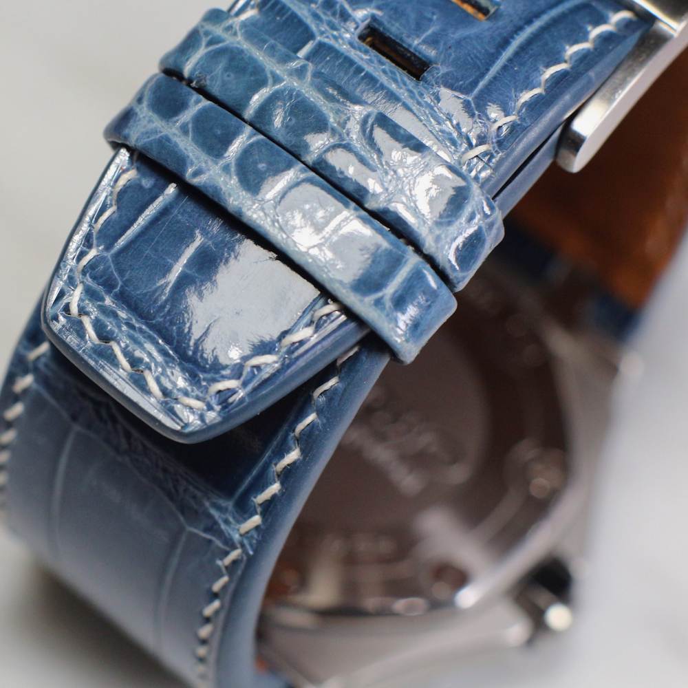 icy-blue-alligator-leather-strap-for-ap-royal-oak-shore-42mm-detail.png