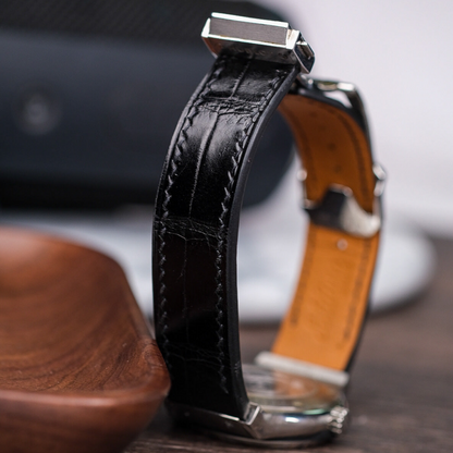 jet-black-alligator-leather-strap-for-hublot-classic-fusion-titanium-diamonds-detail.png