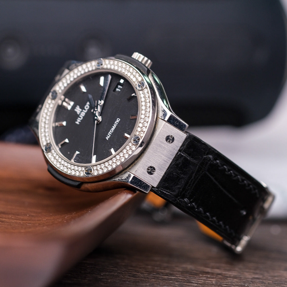 jet-black-alligator-leather-strap-for-hublot-classic-fusion-titanium-diamonds.png