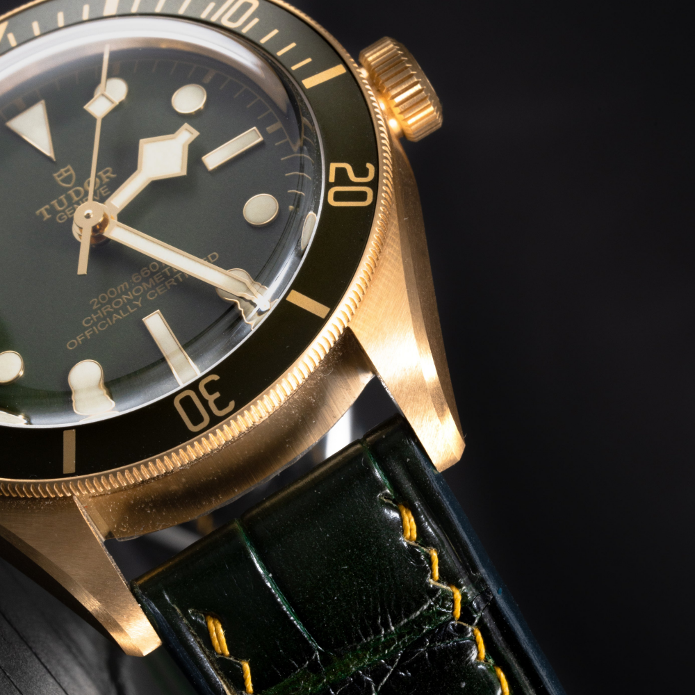 juniper-green-alligator-leather-strap-for-tudor-black-bay-gold-stitching-lug.png