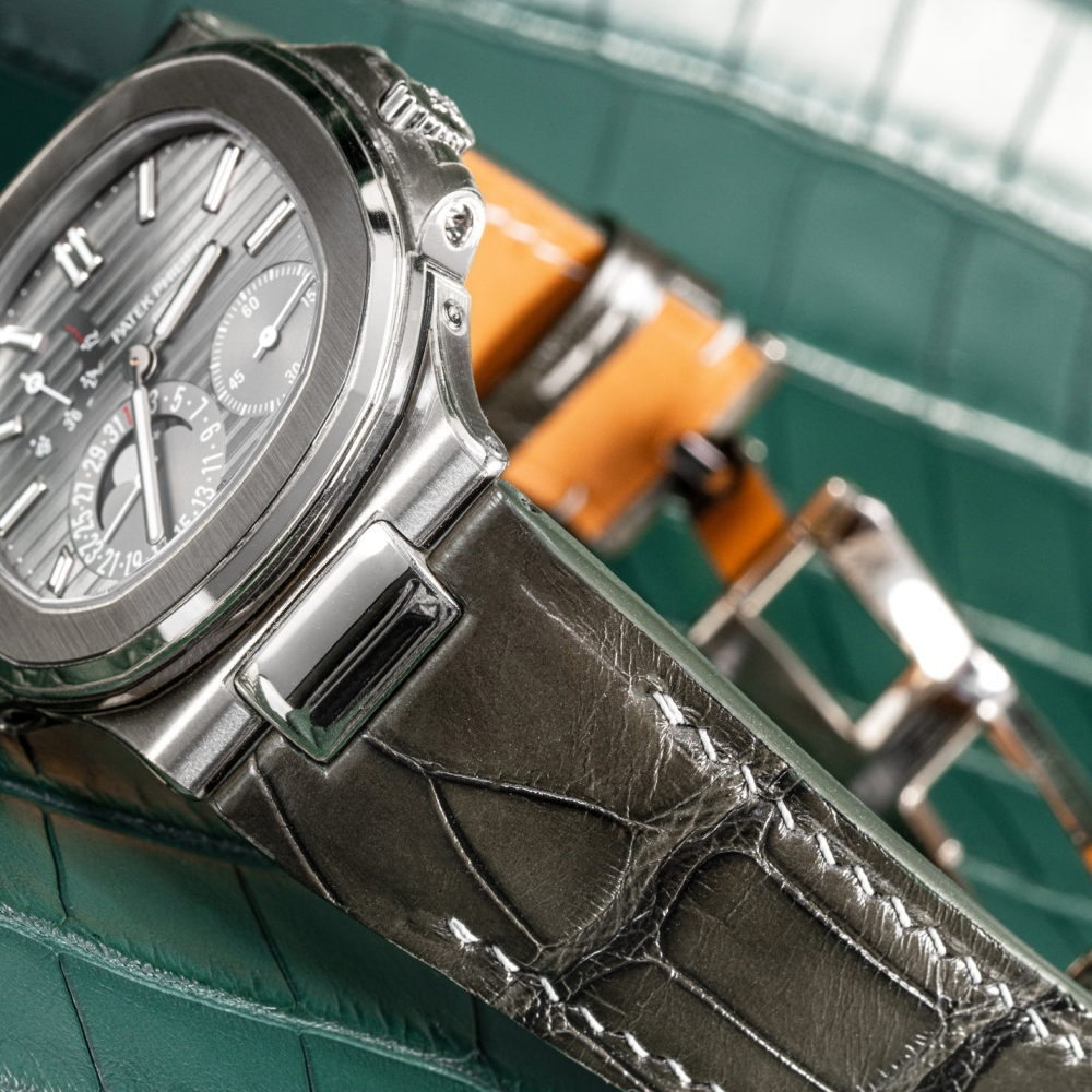juniper-green-alligator-leather-watch-strap-for-Patek-Philippe-Nautilus-5712g-lug.png