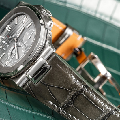 juniper-green-alligator-leather-watch-strap-for-Patek-Philippe-Nautilus-5712g-lug.png