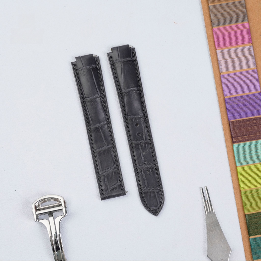 matte-grey-alligator-leather-watch-strap-for-cartier-ballon-bleu-push-button-detail.png